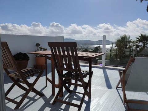 360 view to ocean and cliffs Apartment in Isla de Lanzarote