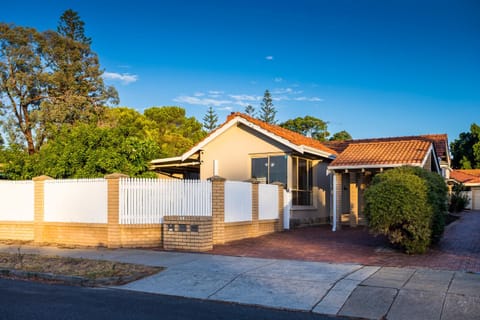 Comfortable 2 Bedroom Home in Trendy Victoria Park Apartment in Perth