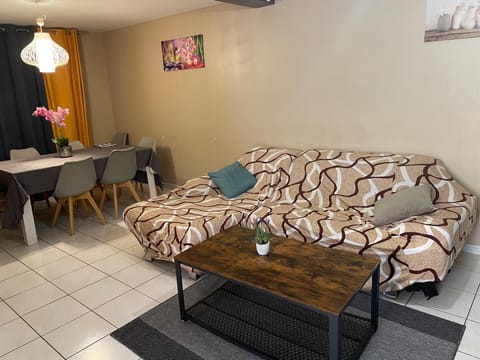 Agréable maison proche Gare avec parking gratuit House in Le Mans