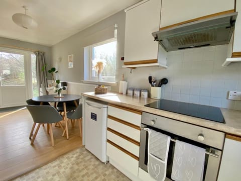 Kitchen or kitchenette, Dining area, pet friendly, stove