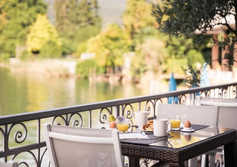 Restaurant/places to eat, Buffet breakfast