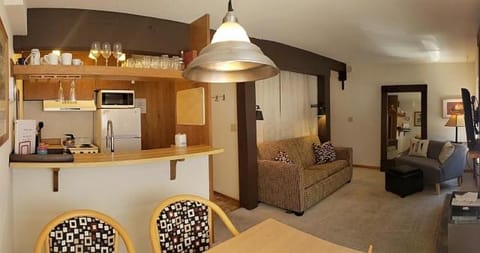 The perfect getaway for a small family, summer or winter, Take a break and enjoy time together - baby equipment available upon request Tamarack Condo 20 home Casa in Bear Valley