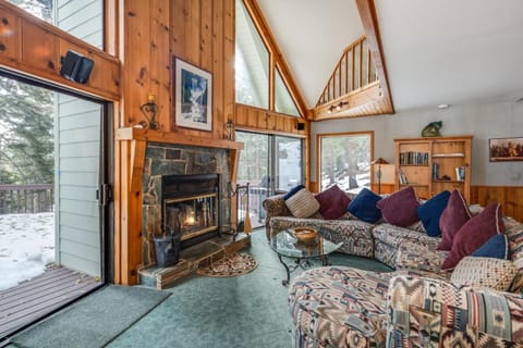 Spacious Cabin Sleeps up to 12 - Sky High #86 House in Calaveras County