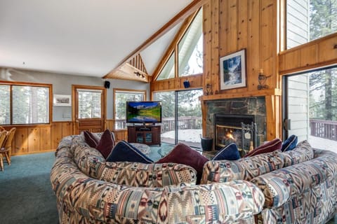 Spacious Cabin Sleeps up to 12 - Sky High #86 House in Calaveras County