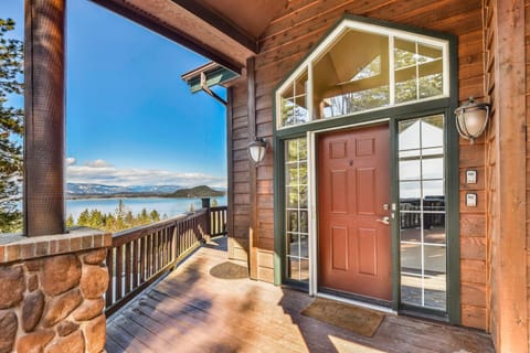 Property building, Facade/entrance, View (from property/room), Balcony/Terrace, Lake view, Mountain view