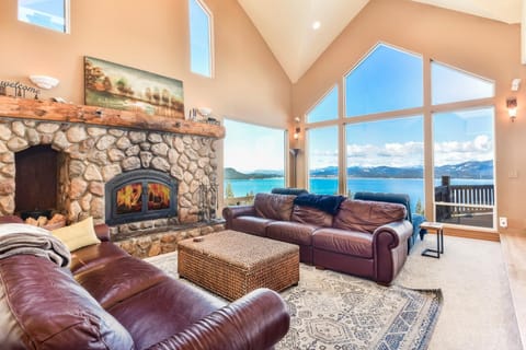 View (from property/room), Living room, Seating area, Lake view, Mountain view