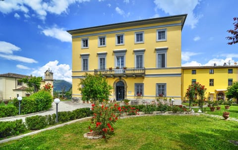 Facade/entrance, Garden