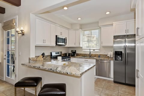 L44 Luxurious 2 Story Townhome - Newly Remodeled! condo Condo in Indian Wells