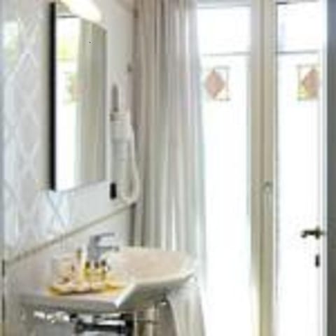 Bathroom, TV and multimedia