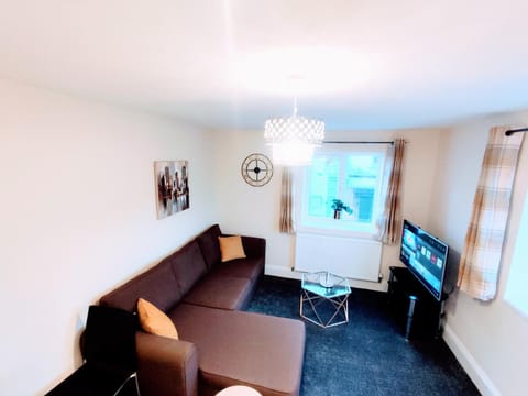 TV and multimedia, Living room, Seating area, Evening entertainment