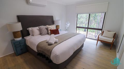 Bed, Seating area, Bedroom, air conditioner