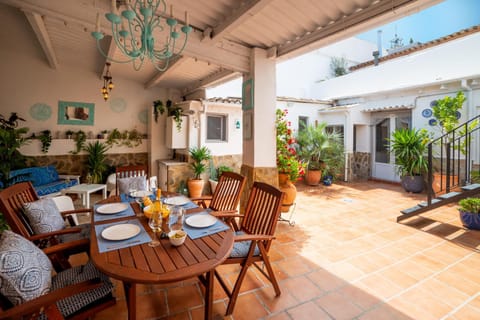 Patio, Day, Seating area, Dining area, Inner courtyard view