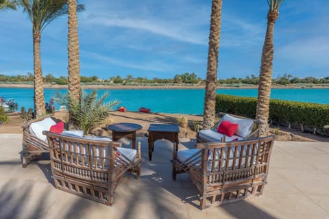 Chic 3BR Villa West Golf with Pool, Lagoon View & Guest House Villa in Hurghada