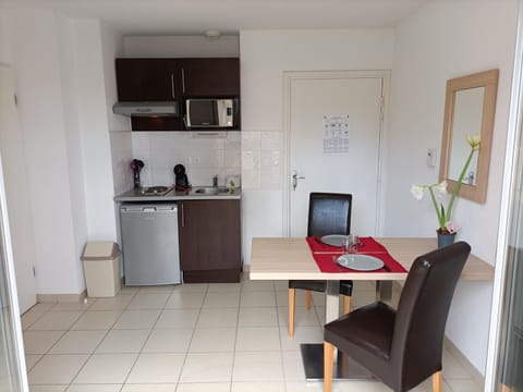 Kitchen or kitchenette, Dining area