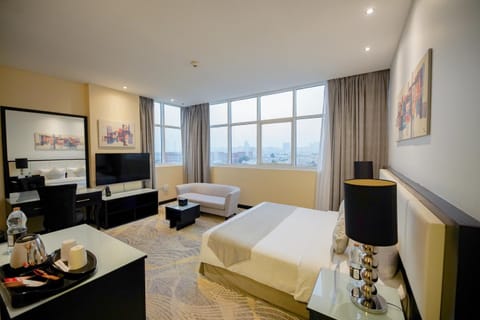 Bed, TV and multimedia, Coffee/tea facilities, Seating area, Bedroom, City view