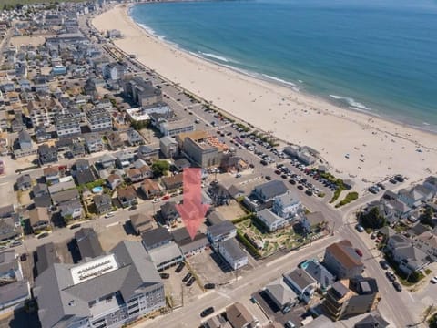 Fully Renovated - Walk to Beach - The Americana Copropriété in Hampton Beach