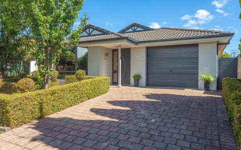 Property building, Patio, Facade/entrance, Garden