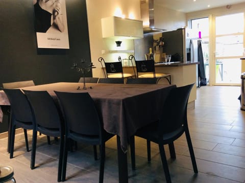 Kitchen or kitchenette, Dining area, minibar, pet friendly, stove