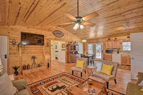 Pet-Friendly Mountain Cabin with Ramp Access! House in Clayton