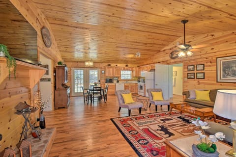 Pet-Friendly Mountain Cabin with Ramp Access! House in Clayton