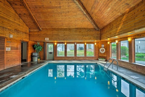 Gatlinburg Condo with Pool, Hot Tub, and Mtn Views! Apartment in Gatlinburg