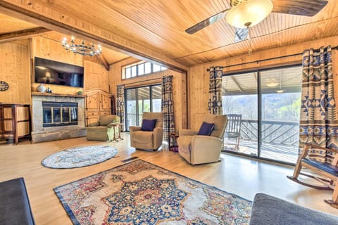 Best Location - Maggie Valley Cabin with Hot Tub! House in Maggie Valley