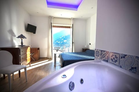 Hot Tub, Photo of the whole room