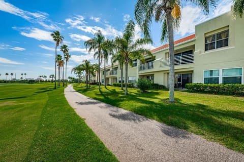 Vista Verde N In Full Swing on the 16th Green House in Isla del Sol