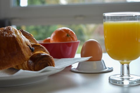 Food and drinks, Food, Breakfast, Continental breakfast, Buffet breakfast, Drinks, Alcoholic drinks