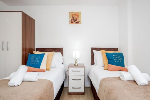 Impeccable 2-Bed Apartment in Romford Condo in Romford