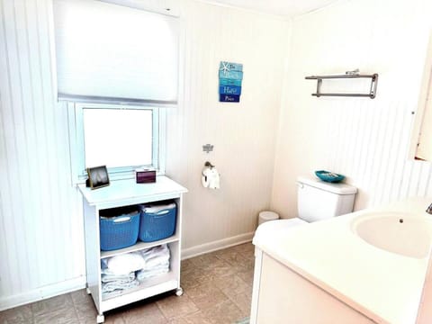 Toilet, Bathroom, towels, washing machine, dryer