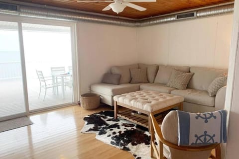 Cozy Beach - Direct Waterfront! Haus in East Haven