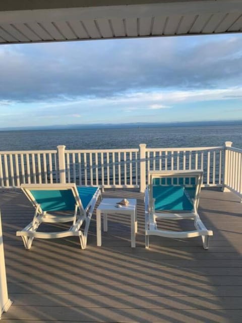 Cozy Beach - Direct Waterfront! House in East Haven