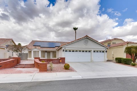 Pet-Friendly Escape with Grill, 11 Mi to Strip! House in North Las Vegas