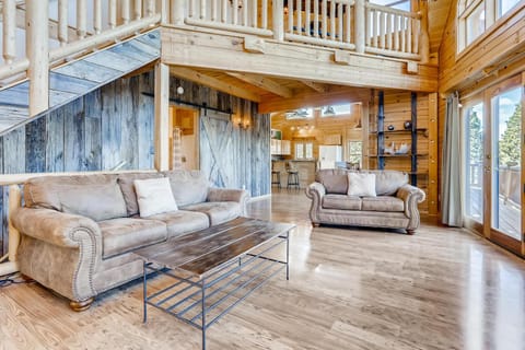 Large acreage welcomes the whole family, with space to enjoy outside and inside - Alpine Vista Cabin House in Park County