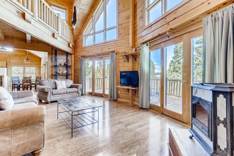 Large acreage welcomes the whole family, with space to enjoy outside and inside - Alpine Vista Cabin House in Park County