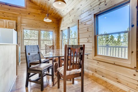 Large acreage welcomes the whole family, with space to enjoy outside and inside - Alpine Vista Cabin House in Park County