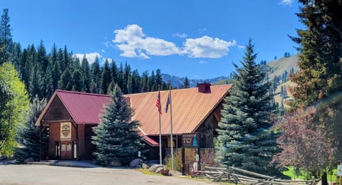Southfork Lodge - Riverside Inn Motel in Salmon River