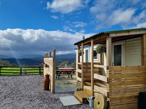 Red Tub Cabin Snowdonia Chalet in Bro Garmon