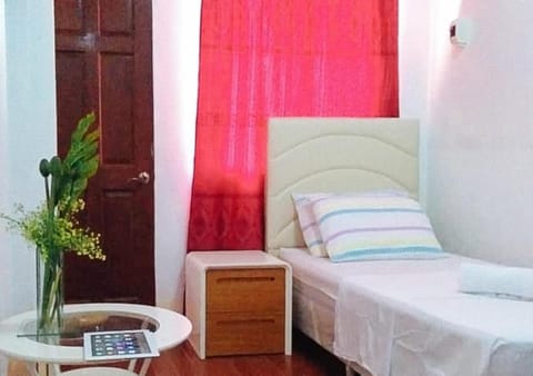 RedDoorz at RHR Tourist Inn Canlaon Hotel in Central Visayas