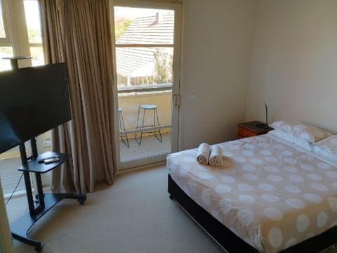Lovely 2 bedroom apartment across from Shepp Lake. Apartment in Shepparton