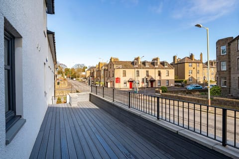 Neighbourhood, Balcony/Terrace, City view, Street view