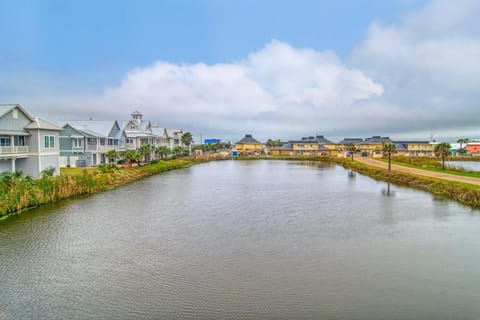 CLP804 Upscale 5 Bedroom Home, Close to Beach with Boardwalk, Community Pool House in Port Aransas