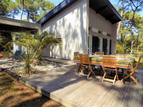 Property building, Patio, Day, Garden, Dining area, Garden view