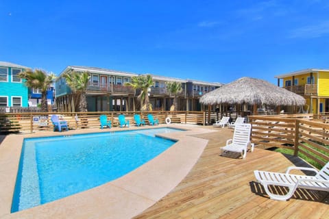 OV30 Beach Home on Stilts, Indoor Tiki Bar, Ping Pong Table, Shared Pool, Near Beach House in Port Aransas