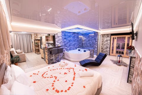 Bed, TV and multimedia, Living room, Photo of the whole room, Seating area, Bedroom, towels, wardrobe