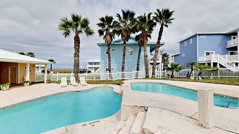 RD385 Dreamsicle Large Home in Gulfside Neighborhood, Shared Pool, Boardwalk to Beach Casa in Port Aransas