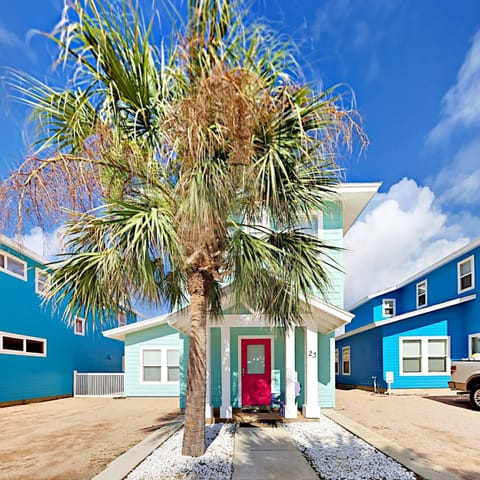 RP23 Fun Townhouse with Fiesta Decor, Shared Pool, Ample Parking House in Port Aransas