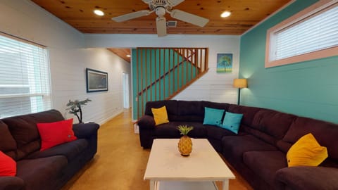 RP23 Fun Townhouse with Fiesta Decor, Shared Pool, Ample Parking Maison in Port Aransas