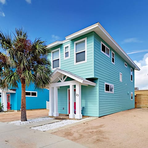 RP23 Fun Townhouse with Fiesta Decor, Shared Pool, Ample Parking House in Port Aransas